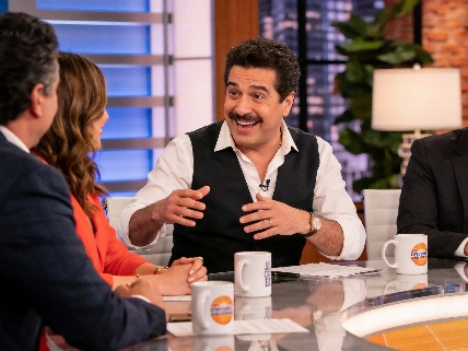 Adrián Uribe revive sus inicios y presenta su show en solitario en Despierta América De Chismes
