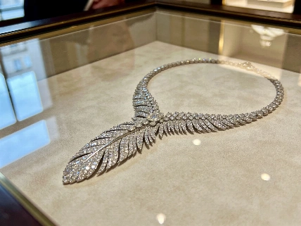 Tiffany recupera el collar Plumes y activa su memoria visual De Chismes