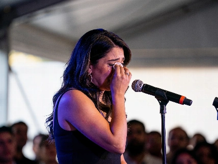 Joy Huerta llora en concierto al hablar de la pausa de Jesse & Joy