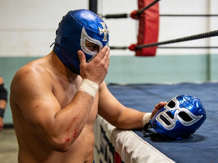 Místico pierde la máscara durante una batalla en Habilidad Física 100