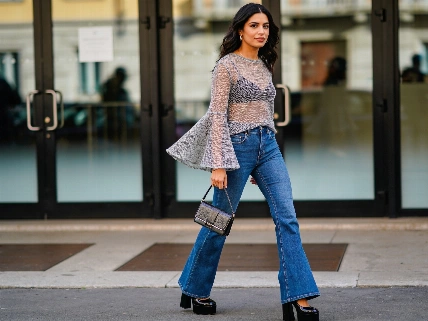 Eiza González deja que los jeans acampanados dominen su look en Milán De Chismes