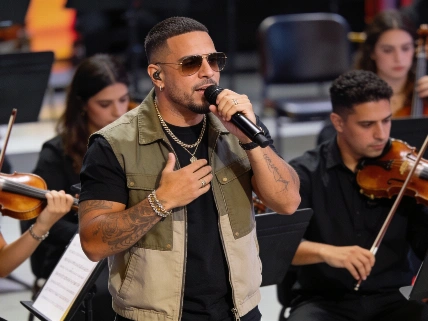 Yandel fusiona reguetón y violines en Premios Juventud 2026 De Chismes