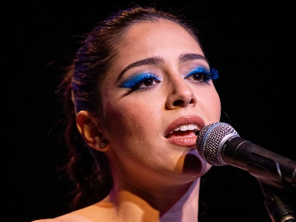 Danna Paola pone el rímel azul bajo los reflectores De Chismes
