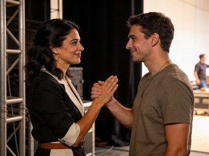Lali Espósito felicita a Pedro Rosemblat por el estreno de Get en teatro De Chismes