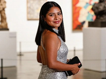 Yalitza Aparicio deslumbra con un vestido plateado en São Paulo De Chismes