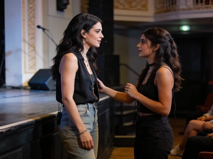 Lali Espósito sorprende al integrarse al show Sex junto a su hermana De Chismes