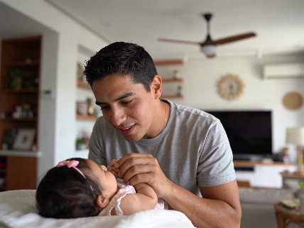 José Eduardo Derbez cuida a su hija Tessa en medio de rumores de separación