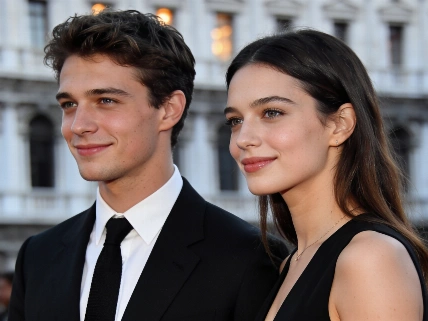 Jack Martin y Lili Reinhart siguen juntos, pero mantienen su relación en privado De Chismes