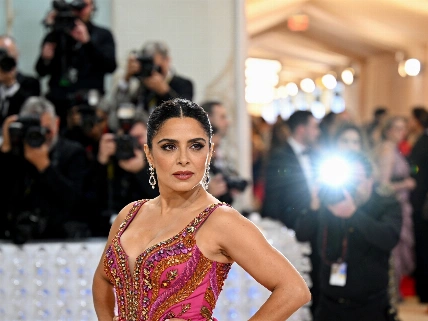 Salma Hayek redefine la moda internacional con su estilo a los 60 años De Chismes