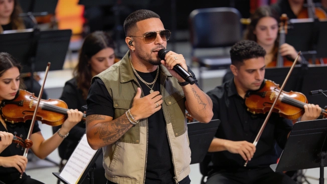 Yandel fusiona reguetón y violines en Premios Juventud 2026 De Chismes