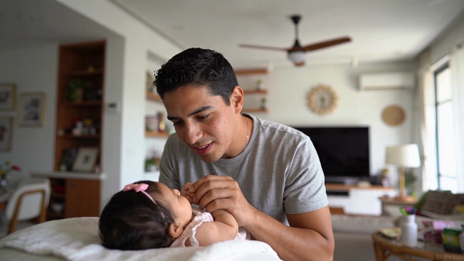 José Eduardo Derbez cuida a su hija Tessa en medio de rumores de separación De Chismes