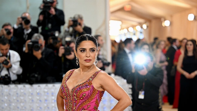 Salma Hayek redefine la moda internacional con su estilo a los 60 años De Chismes